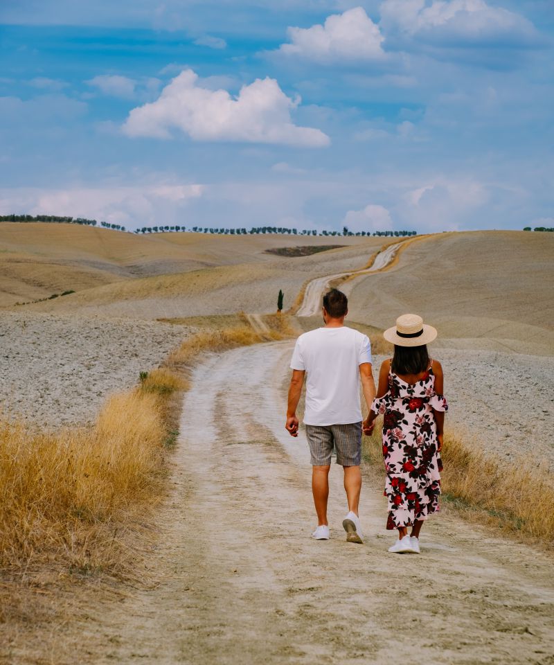 images/Pictures-800-960/couple-in-tuscany-hills.jpg
