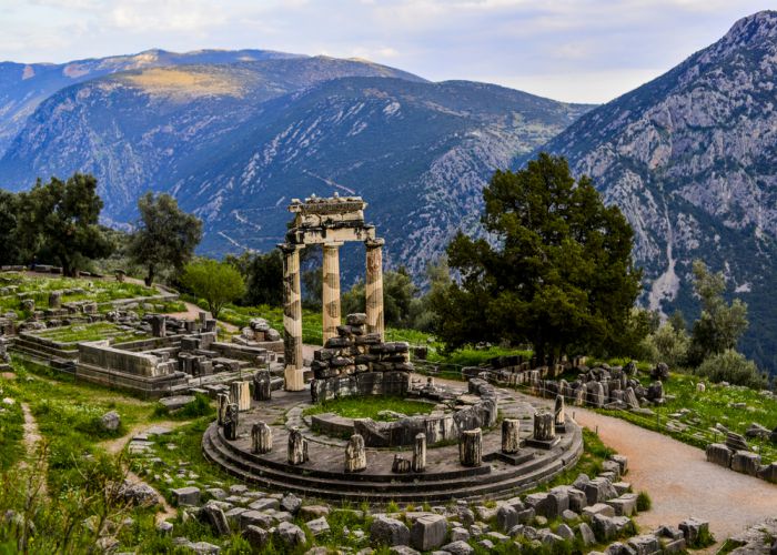 delphi athena sanctuary peterlazzarino shutterstock