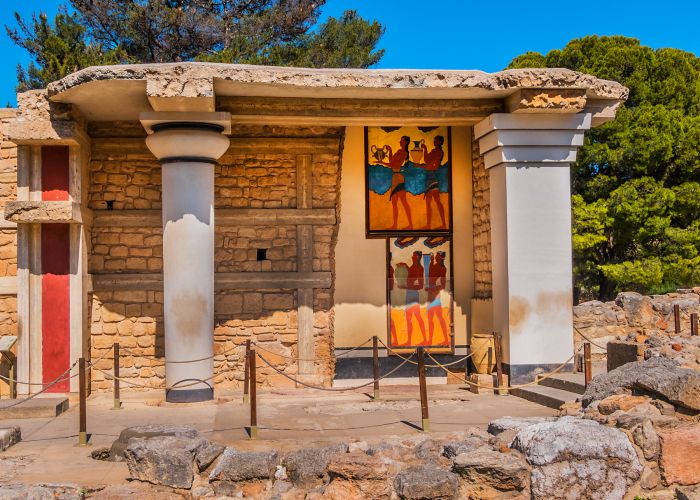 knossos palace ancient ruins Kiev.Victor shutterstock