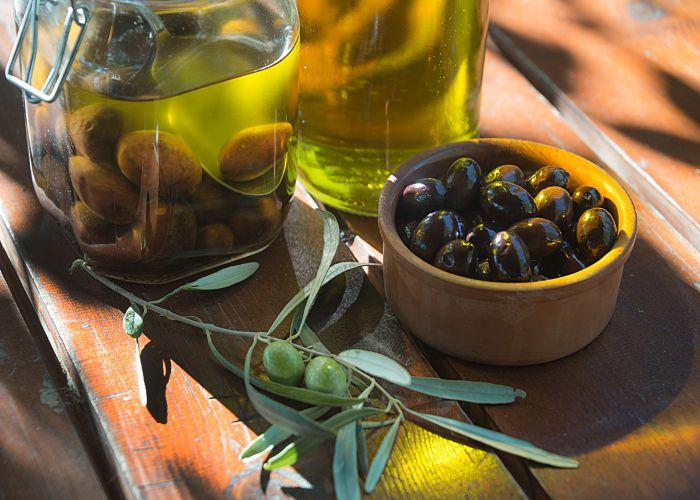 olive olis Lydia Vero shutterstock