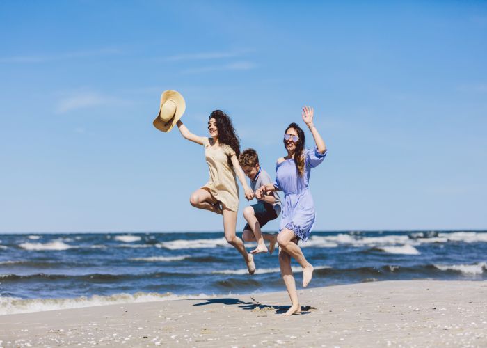 Children on the beach photocreo depositphotos