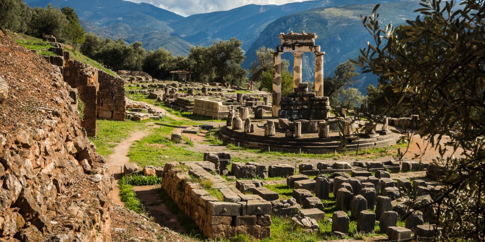 images/blog/images/Intro-Images/Athens/best-day-trips-from-athens-Temple-of-Apollo-ruins-Delphi.jpg