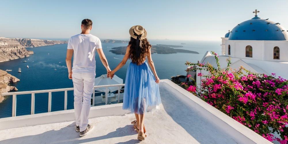 images/blog/images/Intro-Images/Greece-tips/honeymoon-in-greece-couple-santorini-island.jpg