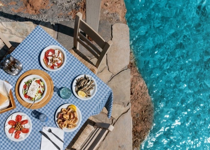 A Greek tavern bu the sea - credits: Veniamakis Stefanos/Shutterstock.com