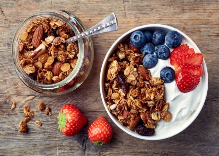 Greek yogurt with fruits and granola - credits: baibaz/Shutterstock.com