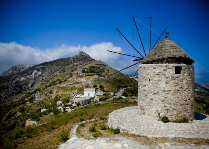 Naxos vintage windmill - credits: evantravels/Shutterstock.com