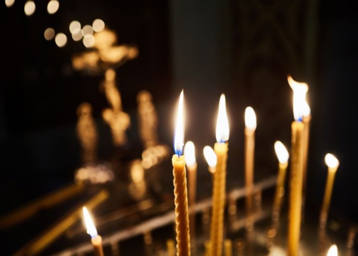 (Candles in Orthodox church - credits: SARYMSAKOV ANDREY/Shutterstock.com)