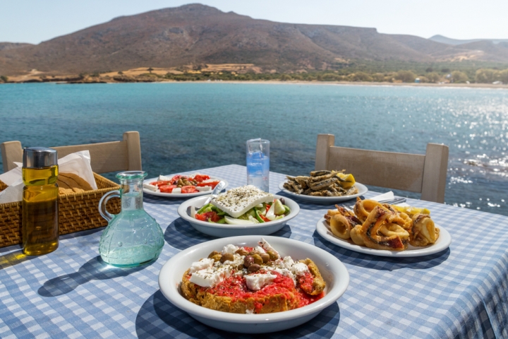 Greek tavern by the sea - credits: Veniamakis Stefanos/Shutterstock.com